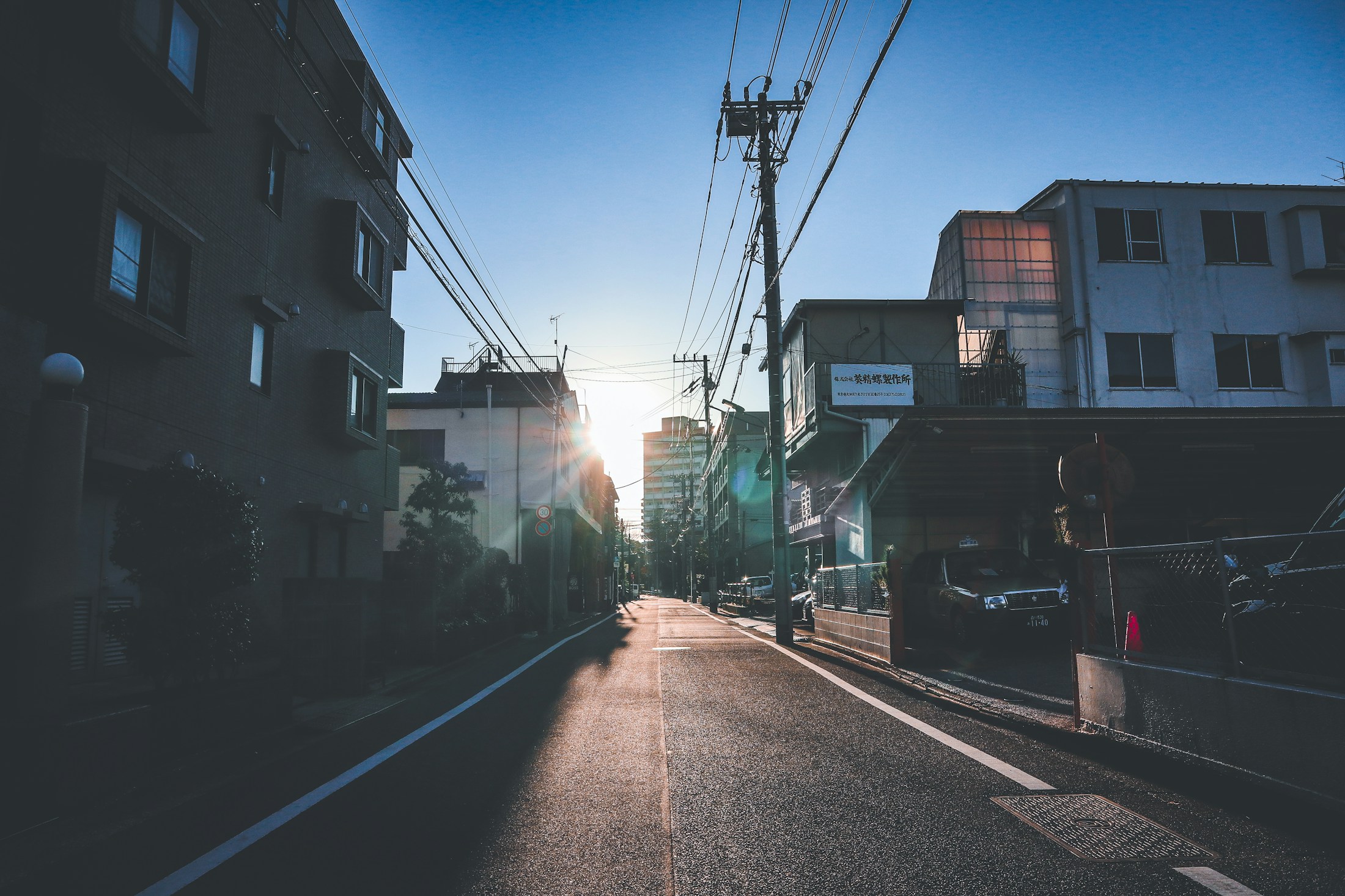 東京自由之丘街道,夕陽照在寧靜的小路上
